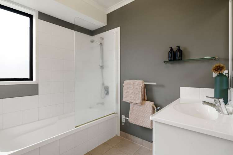 12 Miers Glade Rototuna North_18