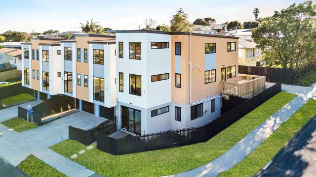 Spacious Design-Living with Coastal Views!