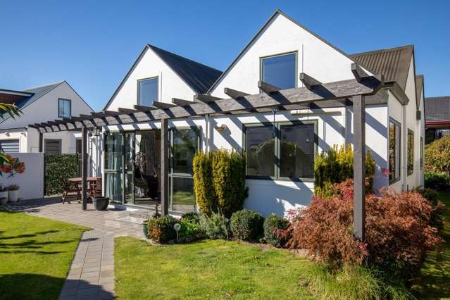 STYLISH, SUNNY & SUPERBLY LOCATED