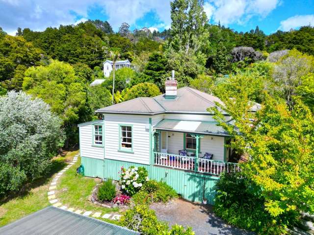 Character Kauri Villa in the Heart of Kohukohu