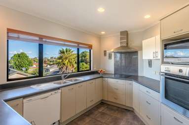 32 Ian Sage Avenue_3