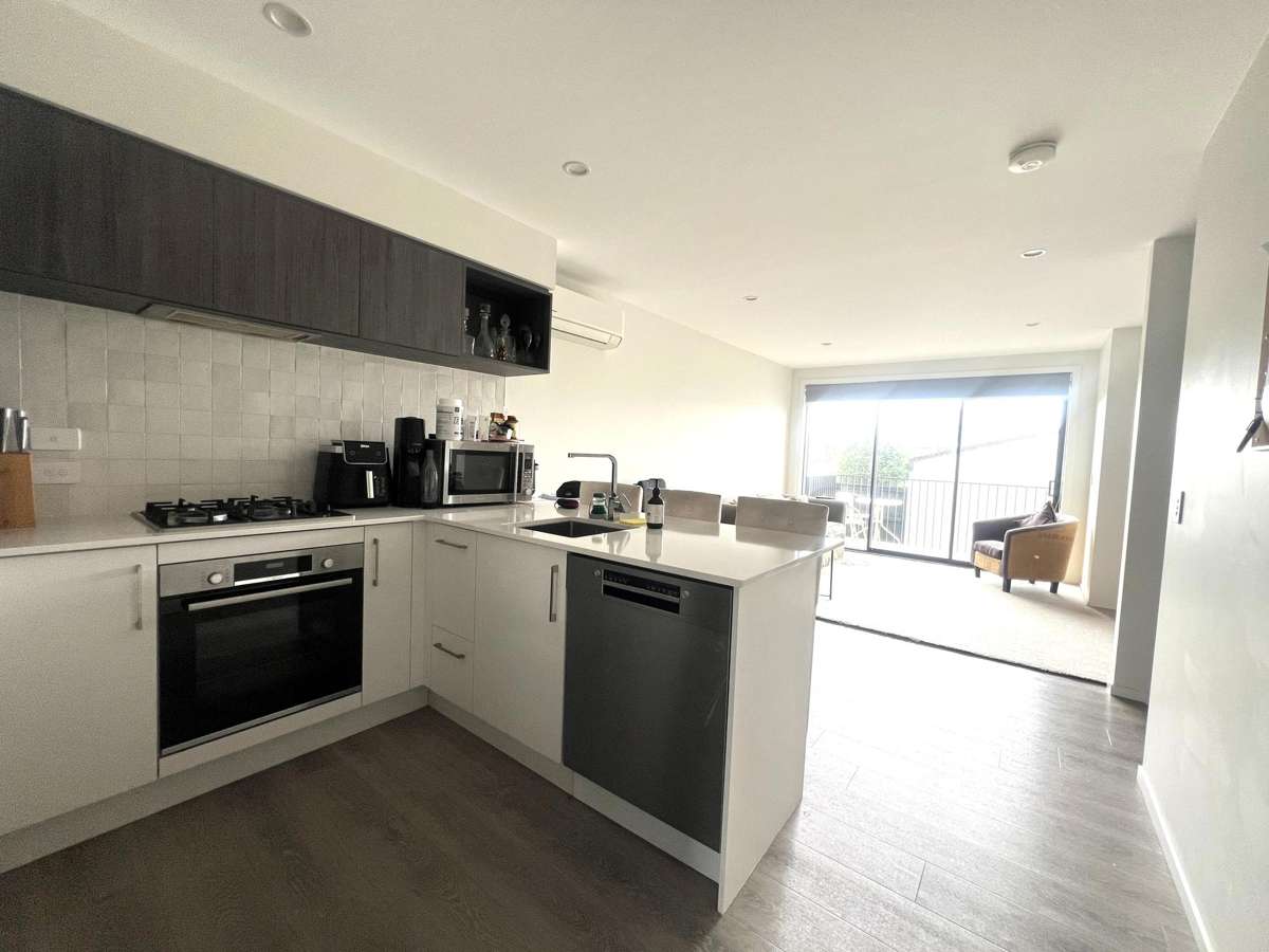 3 Level Modern Townhouse with Ocean Views! 5