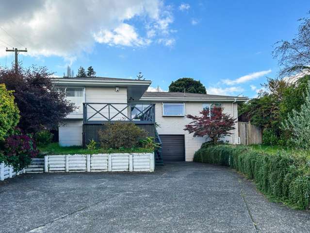 Family-Friendly 3-Bedroom Home with Secure Backyard