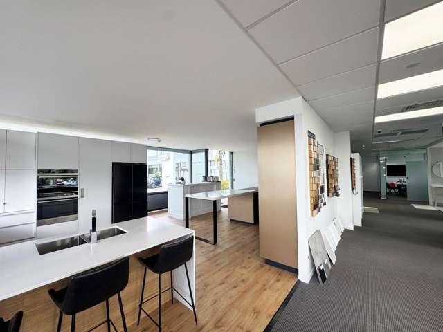 PRIME EXPOSURE APOLLO OFFICE/SHOWROOM