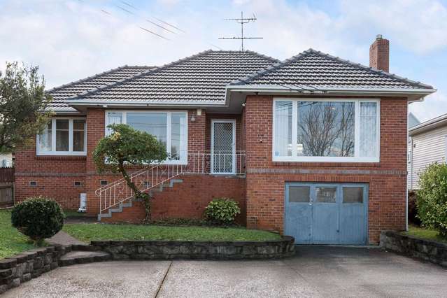 FREEHOLD: NORTH-FACING OUTDOOR LIVING!