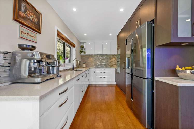 10 Charles Dickens Drive Mellons Bay_11