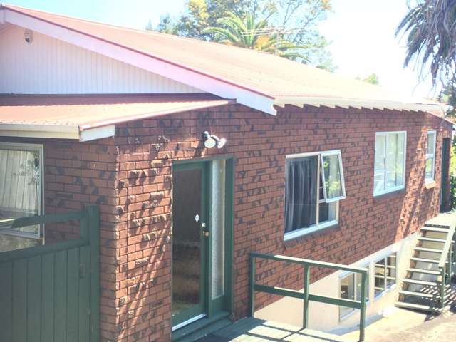 Spacious 4-bedroom rental, Free Fibre Wifi.