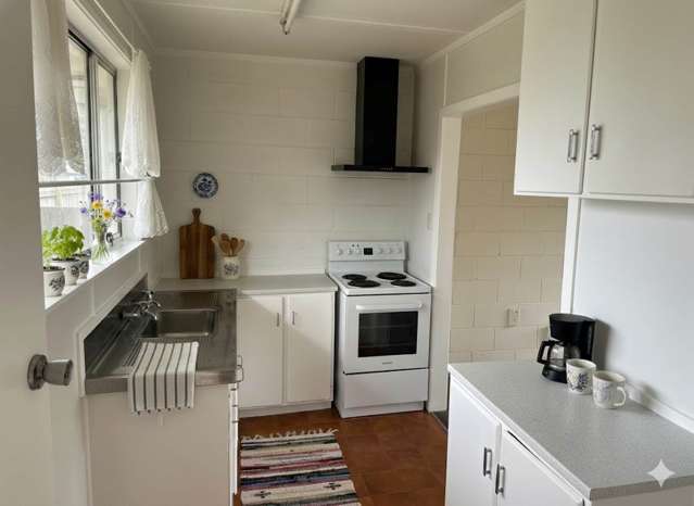 One bedroom with carpark close to Otahuhu Town...