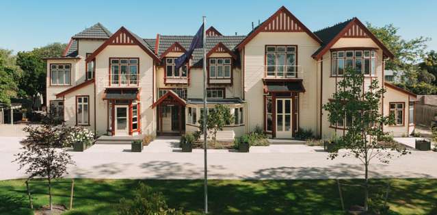 Christchurch manor with fantastic street appeal