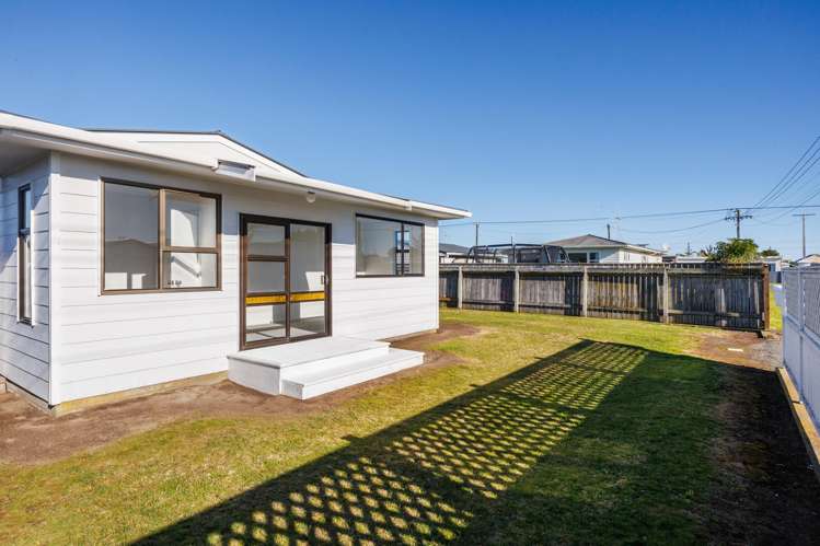 1 Warren Street Foxton Beach_16