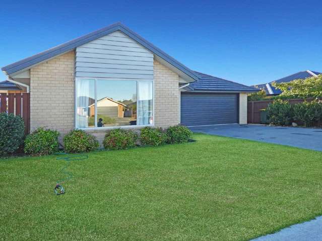 ROLLESTON - FOUR BEDROOM, TWO BATHROOM FAMILY HOME, DOUBLE GARAGE