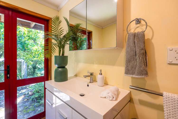 100 Trig Hill Road Onetangi_13