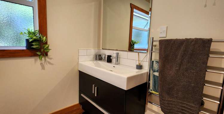 2041 Egmont Road Kaimiro_16
