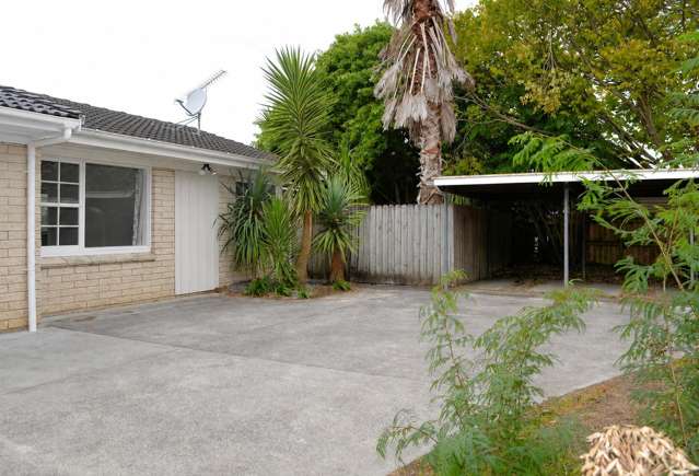 Spacious 2-Bedroom Brick & Tile Unit in Prime Pakuranga Location