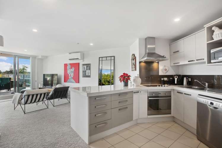 2A/84 Gunner Drive Te Atatu Peninsula_1