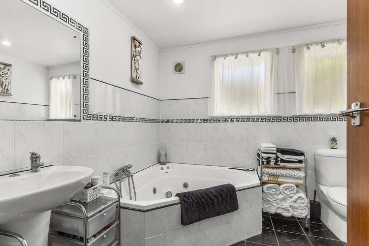 5 Beverley Grove Paparangi_13