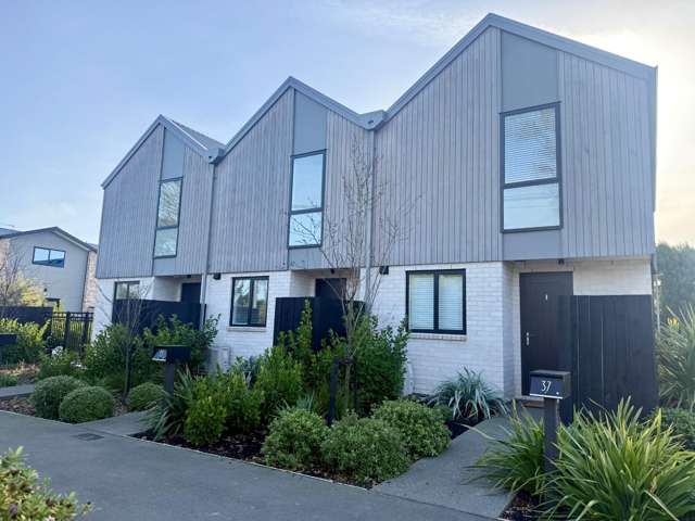 BEAUTIFULLY PRESENTED FULLY FURNISHED MODERN TOWNHOUSE IN PRIME LOCATION!