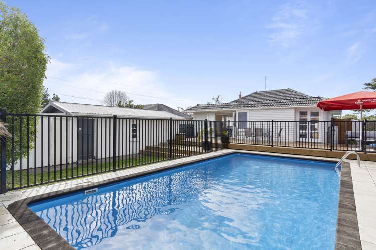 61 Beach Road Te Atatu Peninsula_1