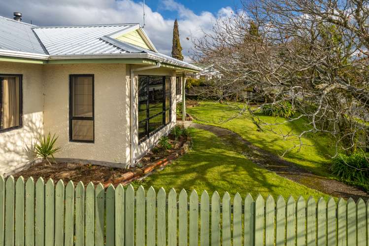 19 Lord Auckland Road Wakefield_2