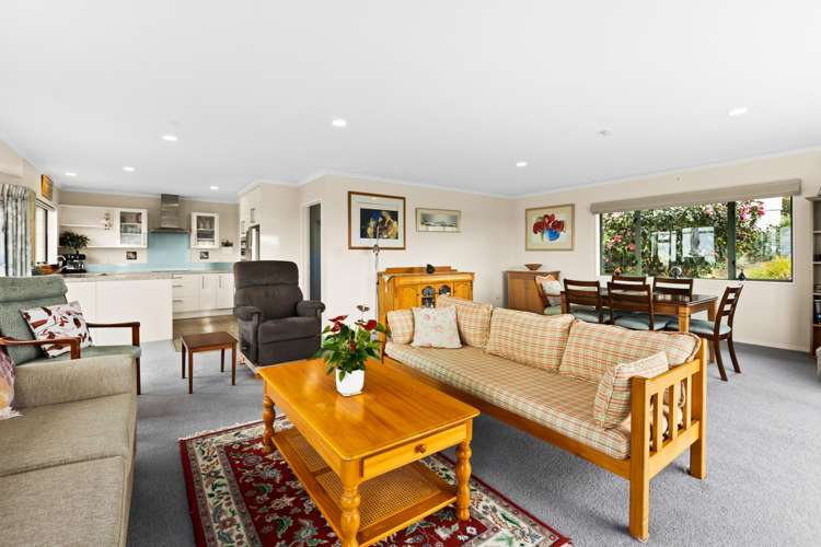 2/89 Churchill Drive Taradale_6