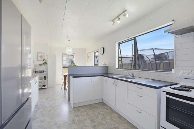 94 Omapere Street Whitby_1