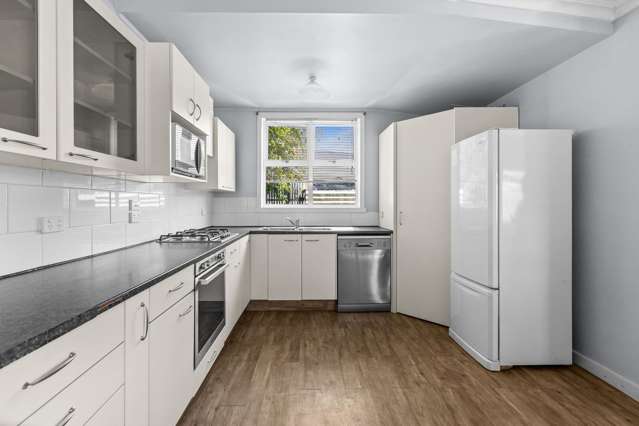 Four Bedrooms Close to Town