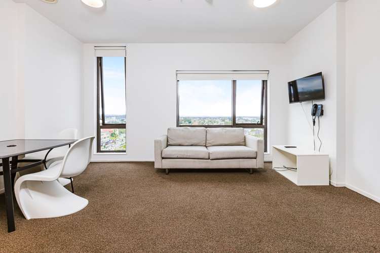 1111/17 Putney Way Manukau_3