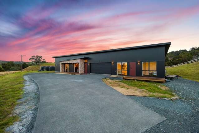 A Modern Masterpiece - Rural Lifestyle Awaits!