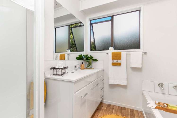 87 Solar Road Glen Eden_11