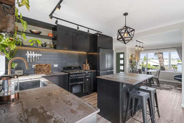 Art Deco Beauty With Two Extra Cabins!