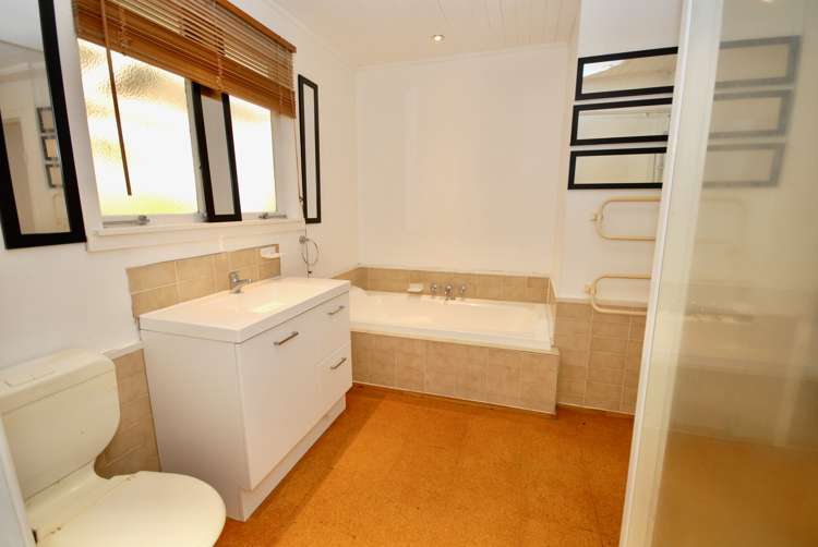 64 Selwyn Cres Forrest Hill_8