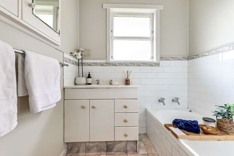 740 River Road Chartwell_11