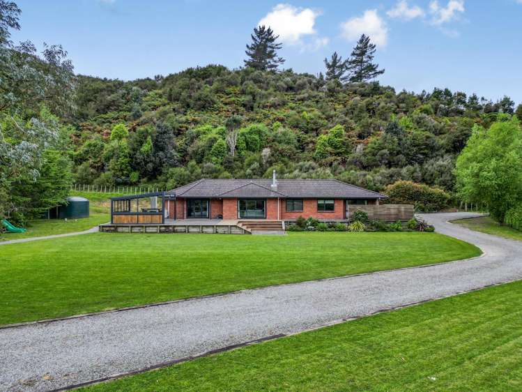 60 Brookfield Lane Wainuiomata_4