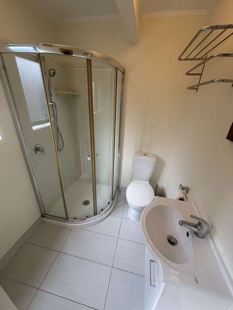 9 Greenvalley Rise Glenfield_17