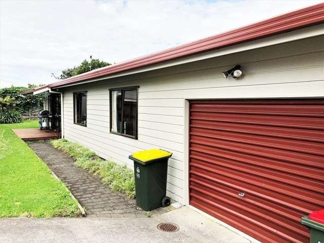 Sunny warm  lockwood home in Pakuranga Heights