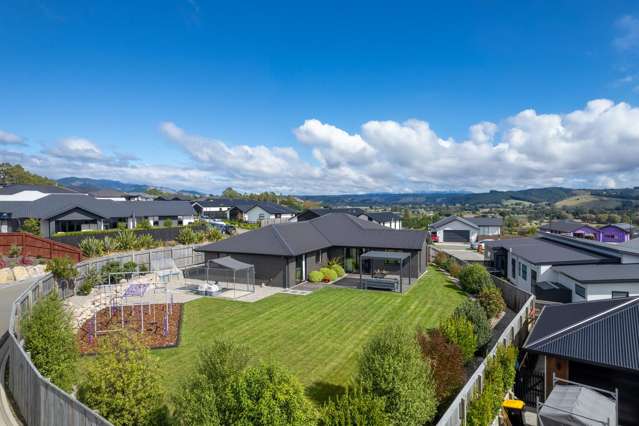 Immaculate, Oversized Garaging, 936m2 Section