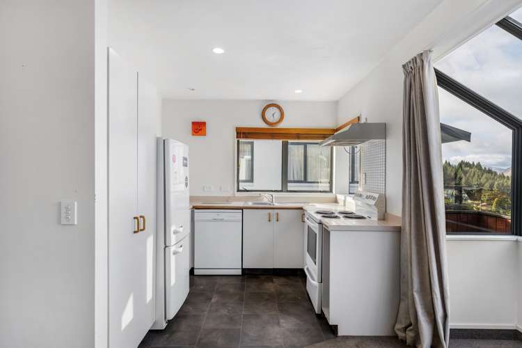 35b Wynyard Crescent Fernhill/Sunshine Bay_6