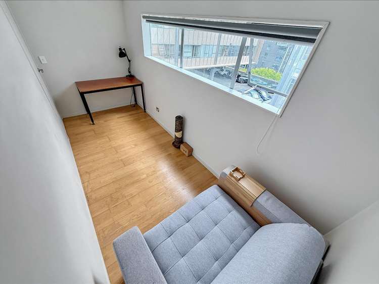 254/21 Left Bank 2185_6