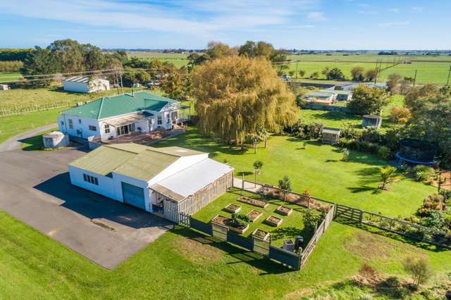Stunning country villa - on the outskirts of town!