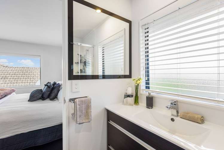 2/100 Gosford Drive Botany Downs_6