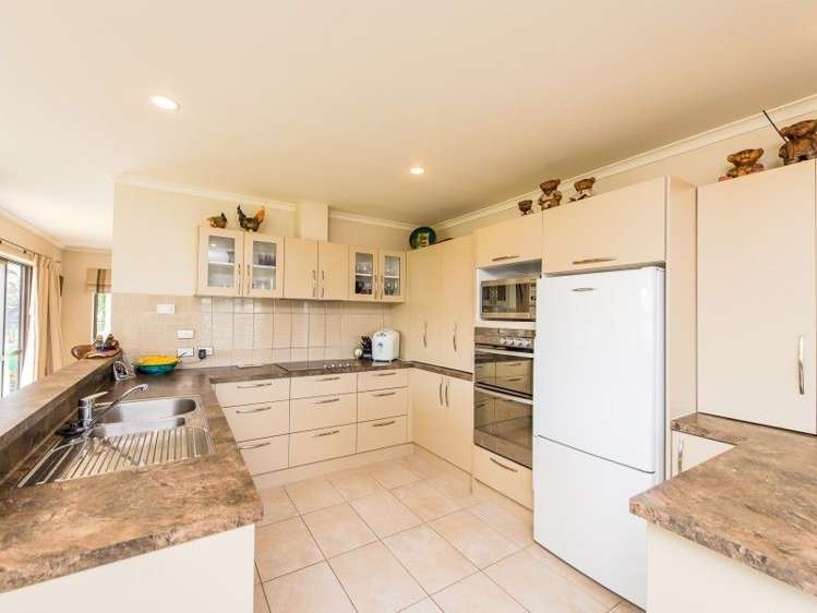 6 Lithgow Drive Otamatea_1