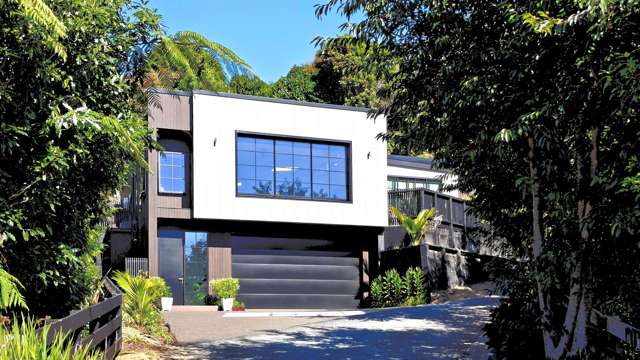 SUN, VIEWS & SERIOUS GARAGING