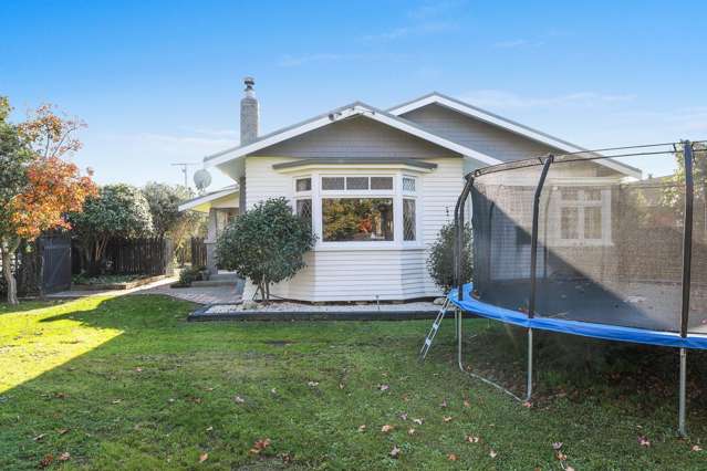 Charming Family Bungalow Set In Springlands