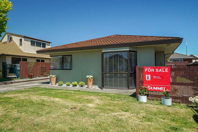 2/15 Stead Crescent Stoke_2