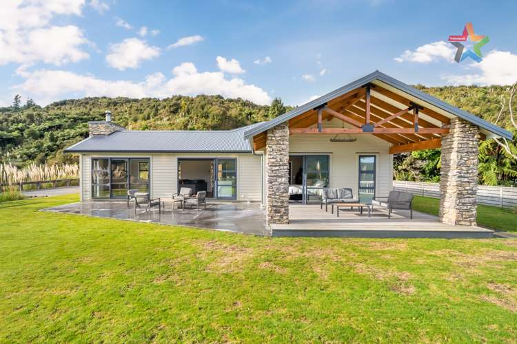 119 Coast Road Wainuiomata_15