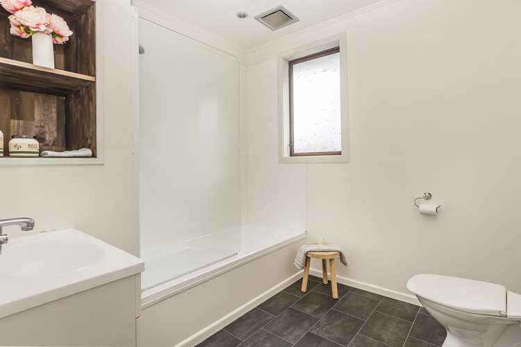 31 Hiwi Crescent Titahi Bay_17