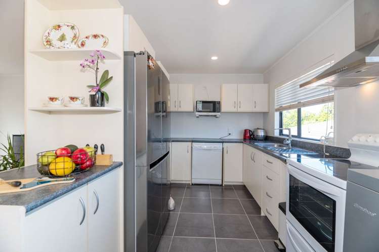 2/109 Target Road Totara Vale_5