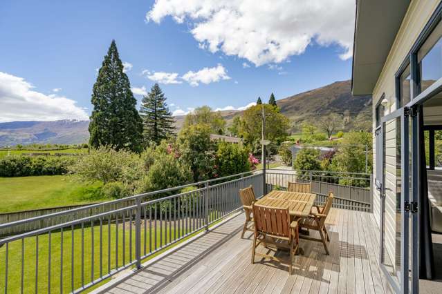 Comfort and Class – Lake Side living