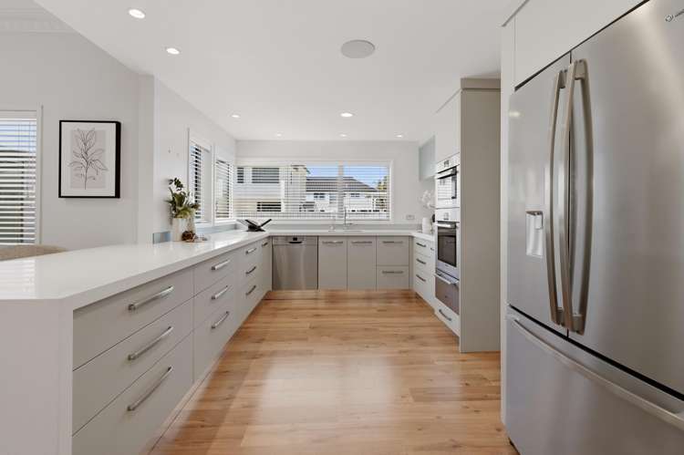 19 Beach Road Otumoetai_11