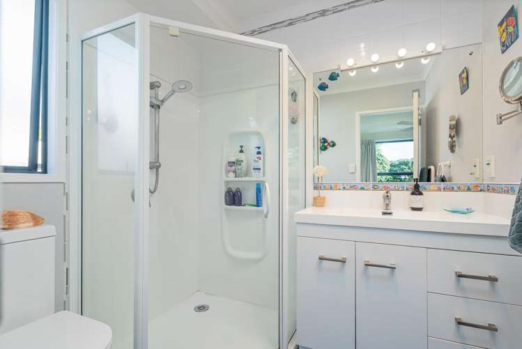 15 Martin Place Cooks Beach_13